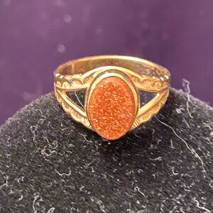 Beautiful Gold Tone Carved Ring with Oval Goldstone Adventurine Vintage 5.5